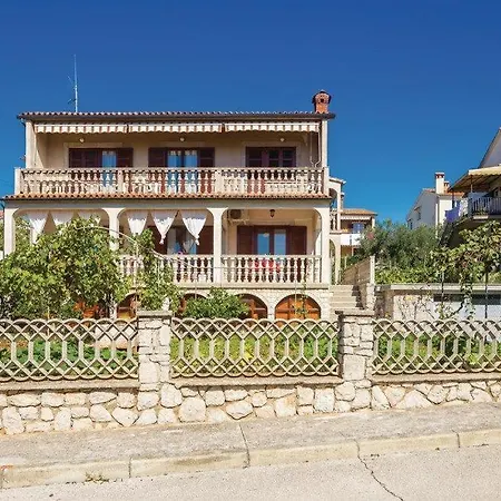 With Parking Space - 16178 * Cres