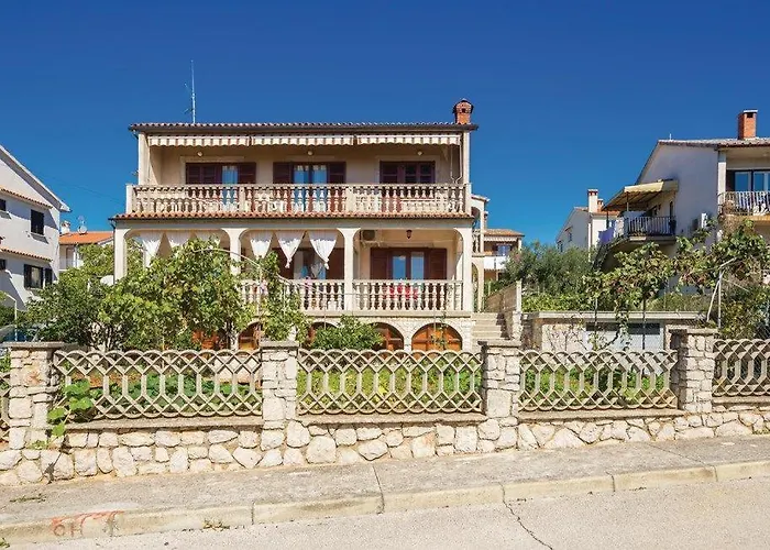 With Parking Space - 16178 * Cres